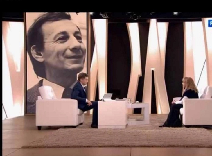 «То волосы поправит, то костюмчик»: Гвоздикова вслед за Прокловой поведала о приставаниях режиссера