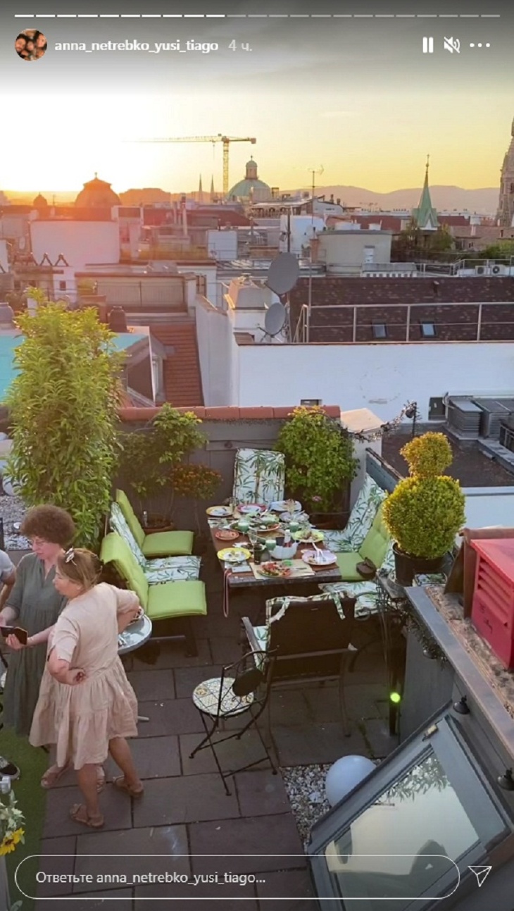 Дива на отдыхе: Нетребко в майке и мини-шортах устроила вечеринку на крыше своего венского дома