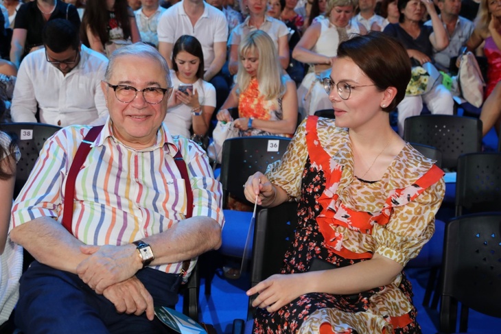«Девочка-лето»: молодая жена Петросяна в озорном костюмчике повеселила фанатов