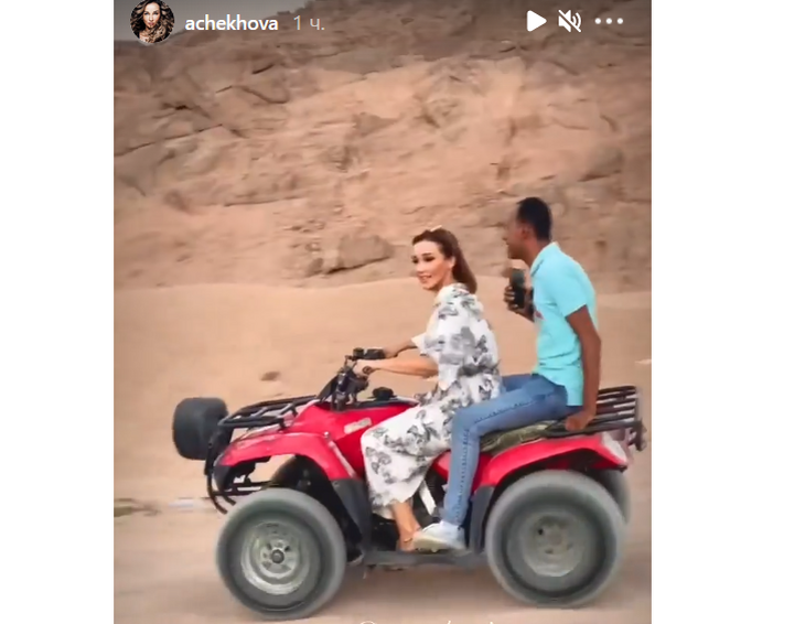 «Получила такой кайф!»: Чехова прокатилась на квадроцикле по пустыне в Египте
