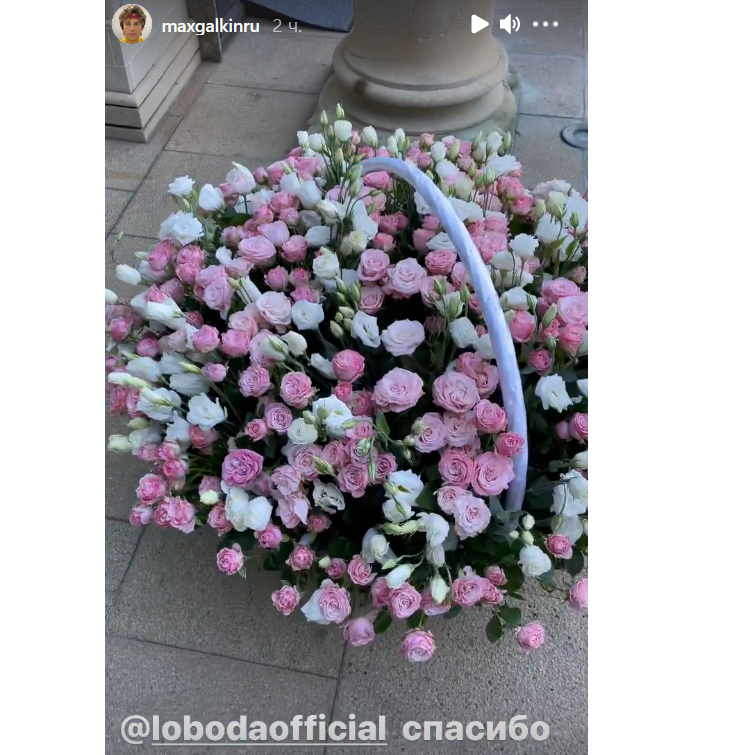 «Чудесные лизиантусы»: Галкин в день рождения похвастался роскошным подарком от Лободы 