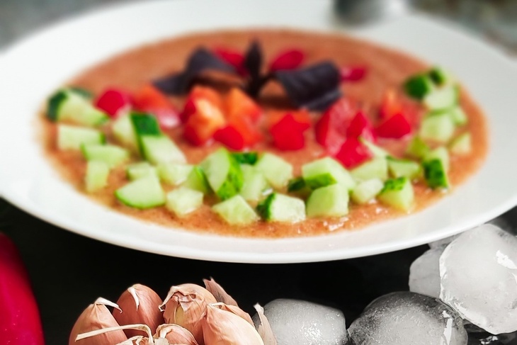«Черешня с томатом»: шеф-повар рассказал, как приготовить небанальные холодные супы