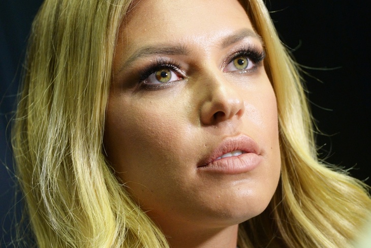 «Начало 2000-х, центральный базар»: фанаты разнесли наряд Дакоты с «горнолыжными штанами» на «Жаре»