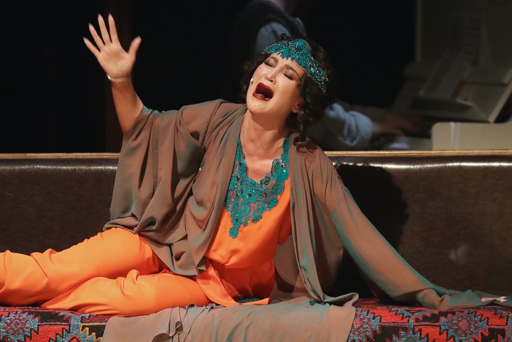 Стонет, держится за сердце: в Сети всплыло видео рыдающей на сцене МХАТа Бузовой