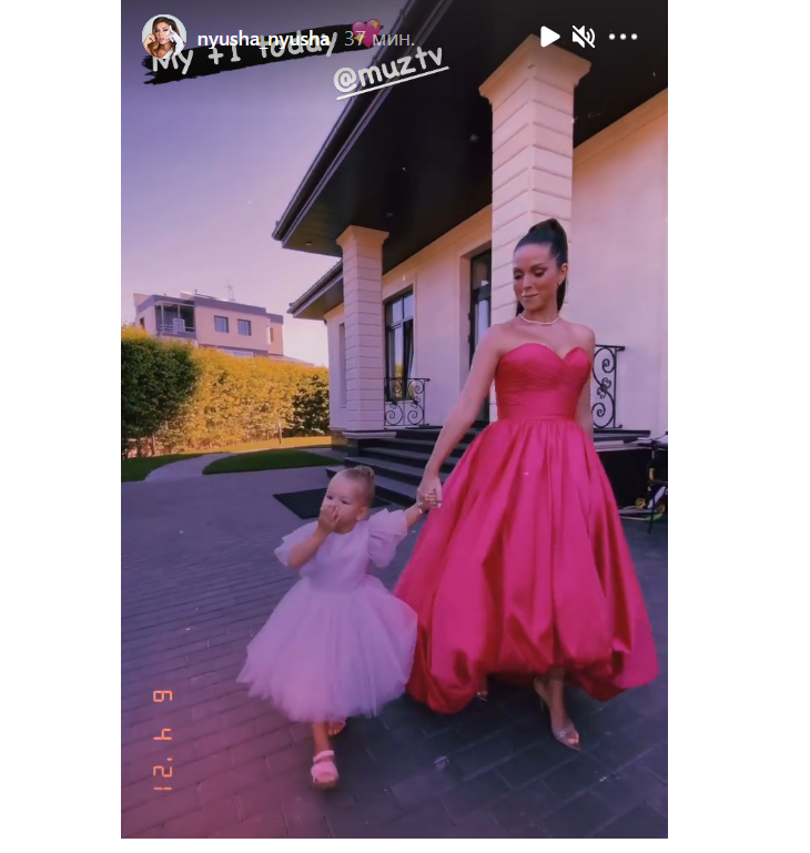 Платье принцессы: Нюша подчеркнула пышный бюст эффектным нарядом для МУЗ-ТВ