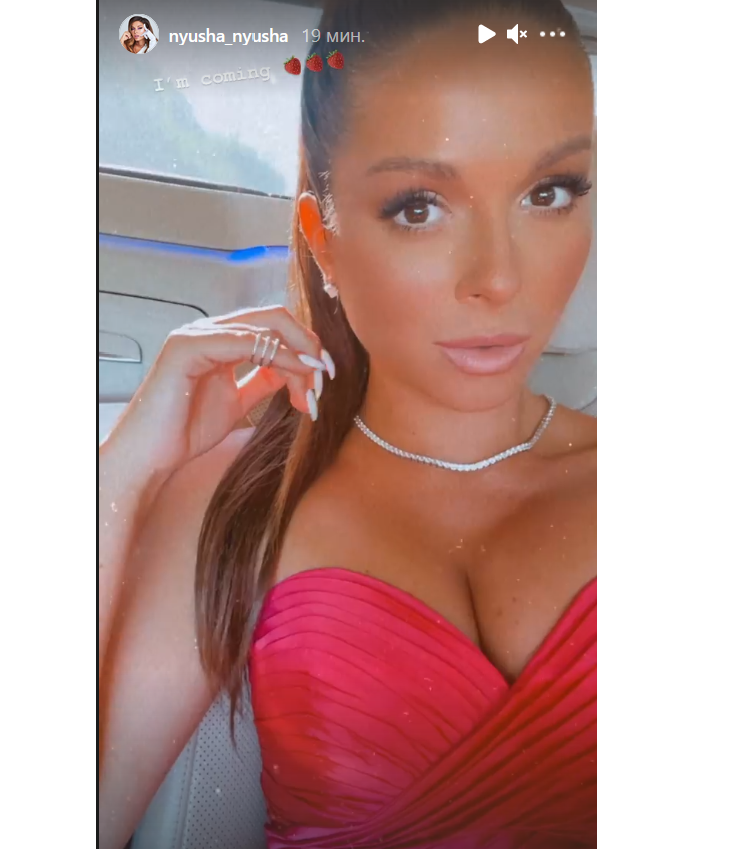 Платье принцессы: Нюша подчеркнула пышный бюст эффектным нарядом для МУЗ-ТВ