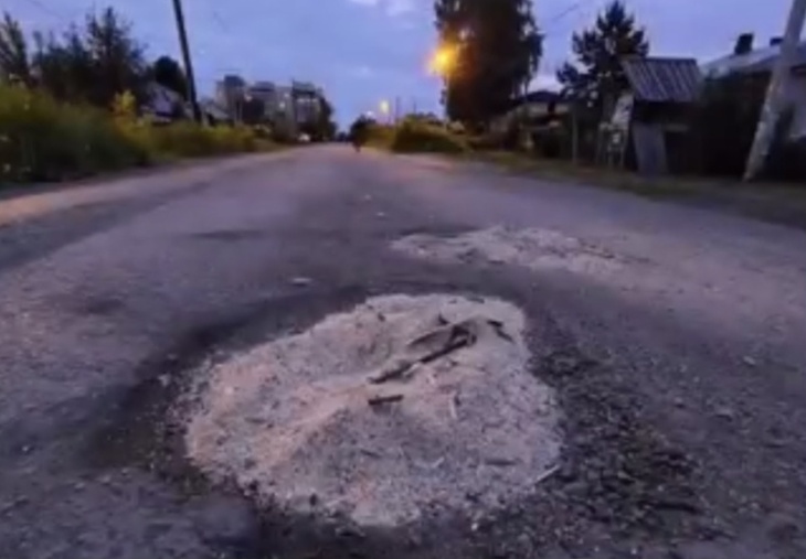 Житель Кемерово удивился «отремонтированной» опилками дороге
