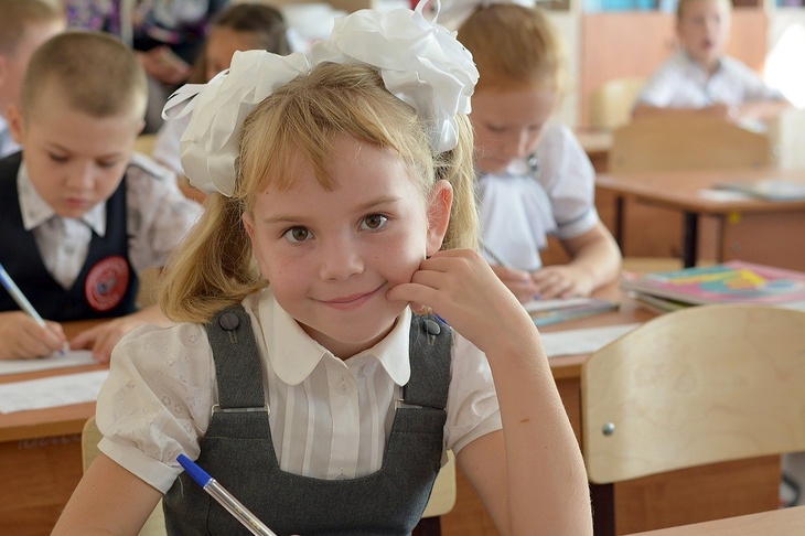 Обещанную выплату в 10 тысяч рублей получат те, у кого дети пойдут в школу с 6 лет