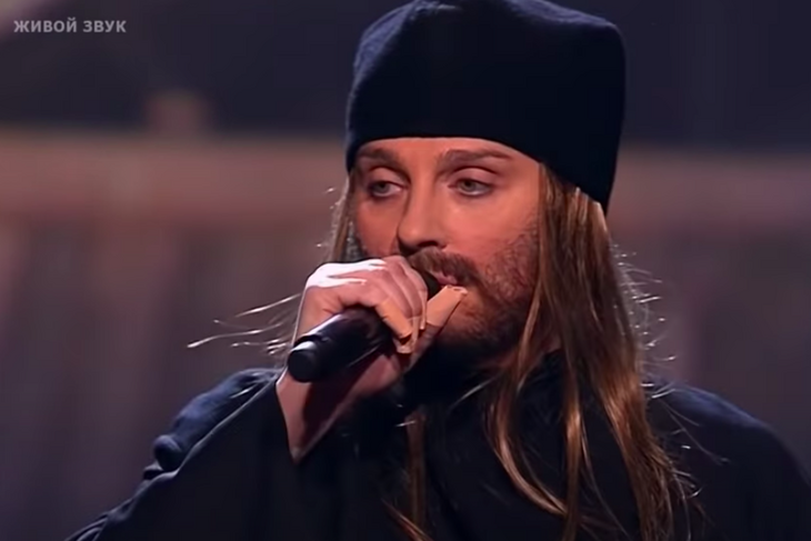 «Я в шоке»: бородатая Ваенга в костюме монаха поразила телезрителей