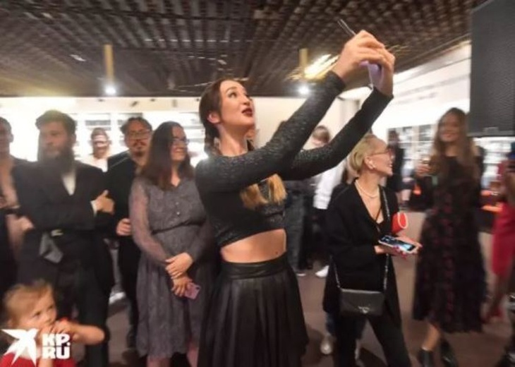 В коротком топе и мини-юбке: Бузова сразила нарядом на театральном банкете