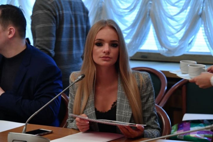 «Мерзкое мышление»: выпускница МГИМО Лиза Пескова устроила разнос в Сети