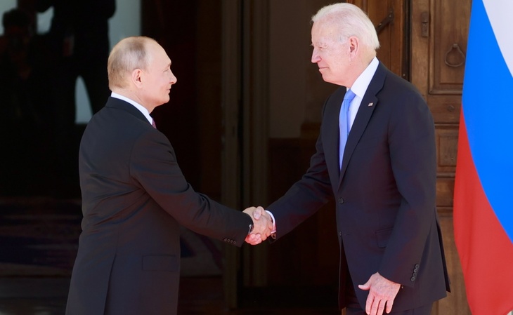 «Нужны и России, и США»: Евгений Попов считает, что встреча Байдена и Путина будет результативной