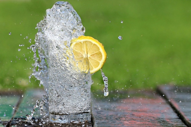 «Хорошая привычка»: врач рассказала, сколько воды нужно пить в жару