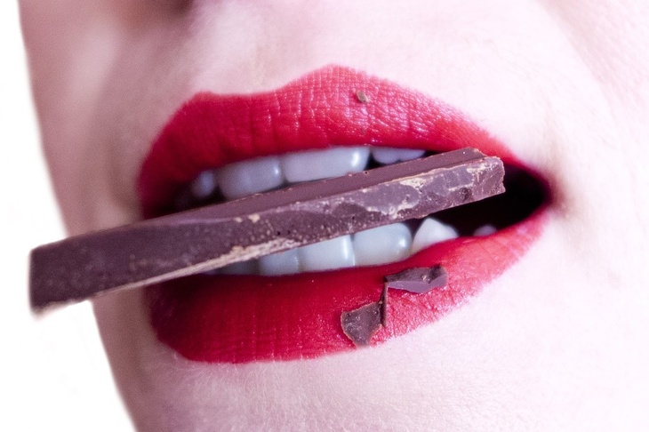 Сладкое начало дня: названа неожиданная польза шоколада для женщин