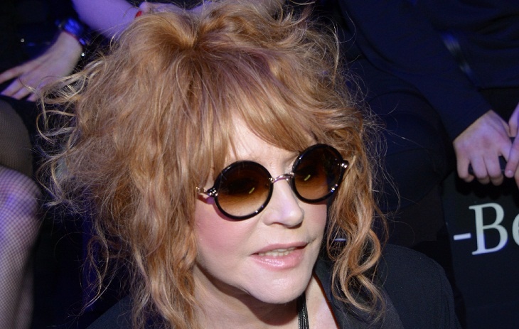 «Хотя бы изредка расчесывалась»: в Сети обсуждают образ 72-летней Пугачевой за расстроенным роялем