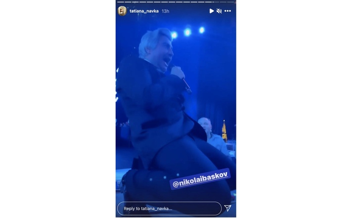 Басков забрался на стол в ботинках, танцуя перед Навкой