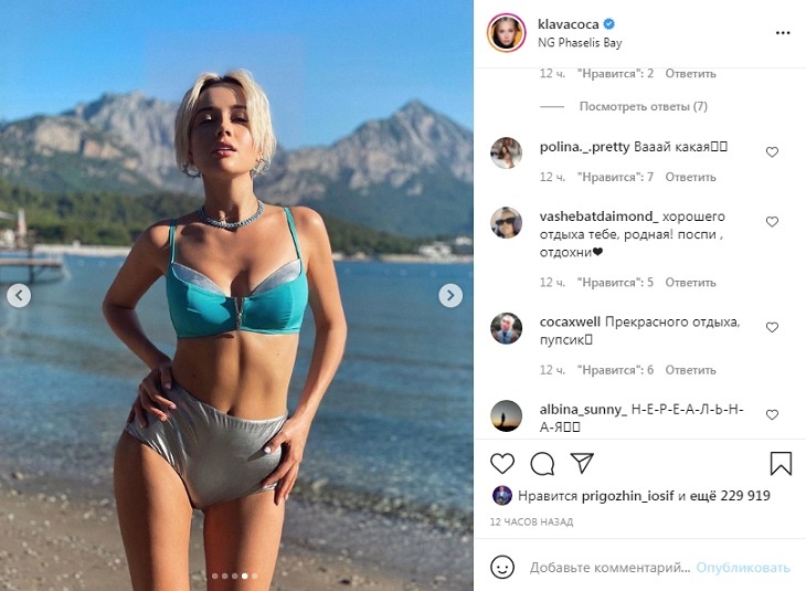 «Вай, какая!»: Клава Кока в серебристых плавках с высокой посадкой подразнила точеной фигурой