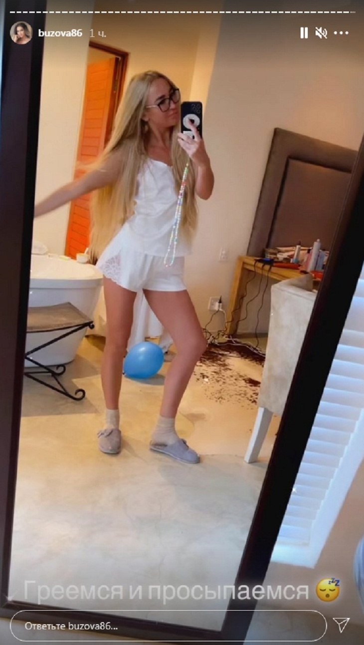 «Греемся и просыпаемся»: Ольга Бузова устроила утренние танцы в пижаме и тапочках