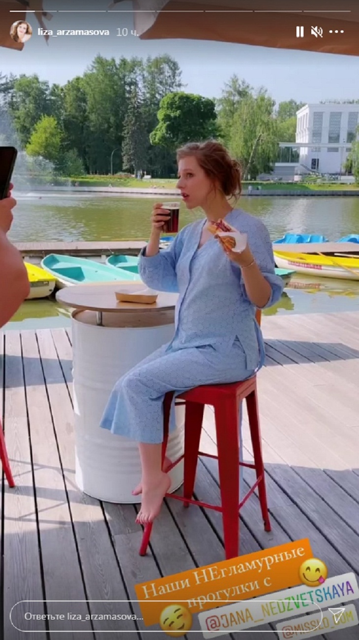 С хот-догом во рту: Арзамасова в гипюровом костюме элегантно подчеркнула большой живот