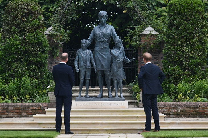 Примирения не случилось: принцы Гарри и Уильям открыли памятник принцессе Диане