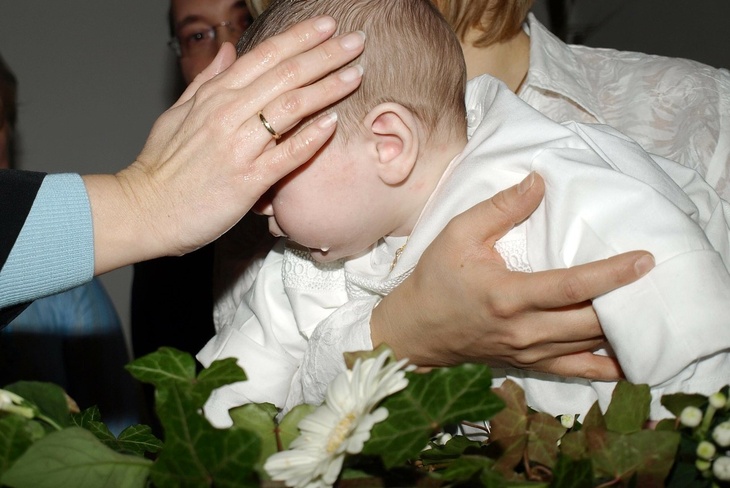 «Вменяется в грех»: священник назвал главную ошибку при крещении ребенка
