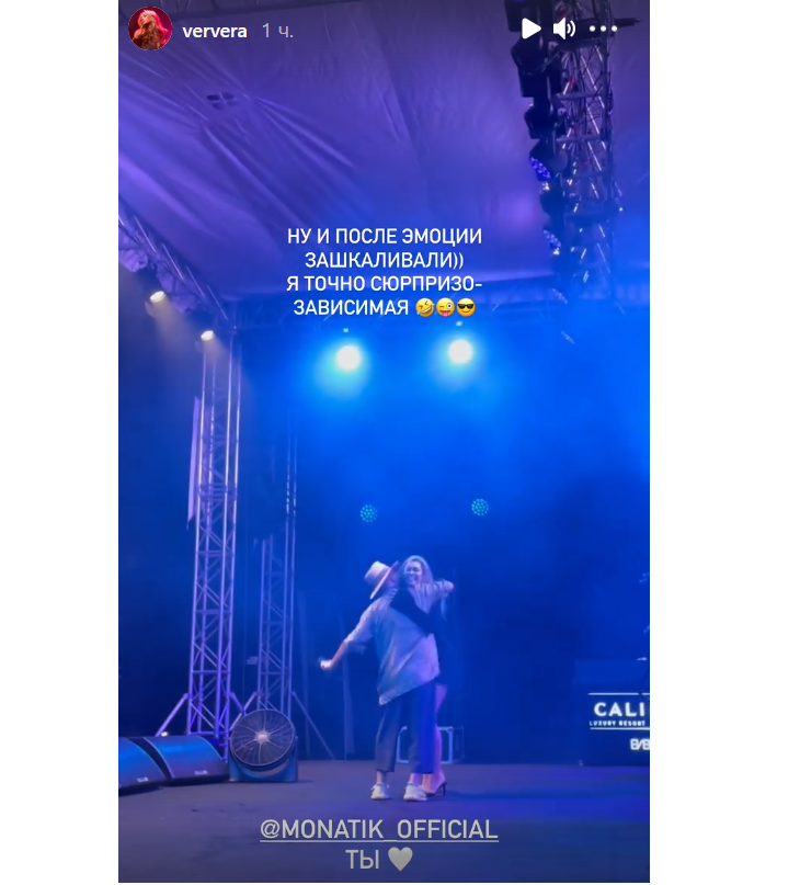 Брежнева в Турции подразнила бедрами и пышным бюстом в тесном лифе