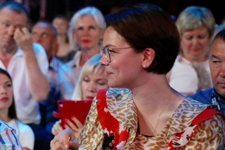 «Откуда туфельки?»: Брухунова восхитила элегантным образом для похода в театр