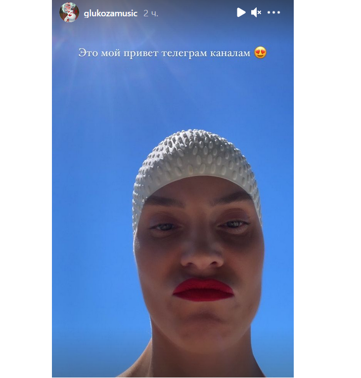 «Запомните меня такой»: Глюкоза в бикини и шапочке скатилась с горки в бассейн