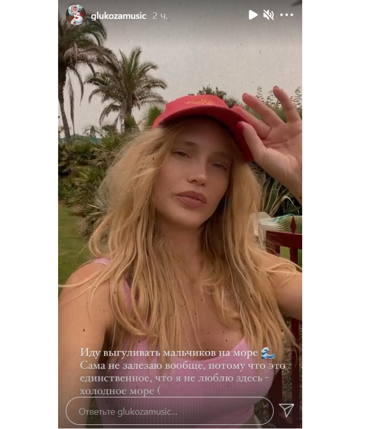 Глюкоза по дороге на пляж подразнила объемным бюстом в купальнике 