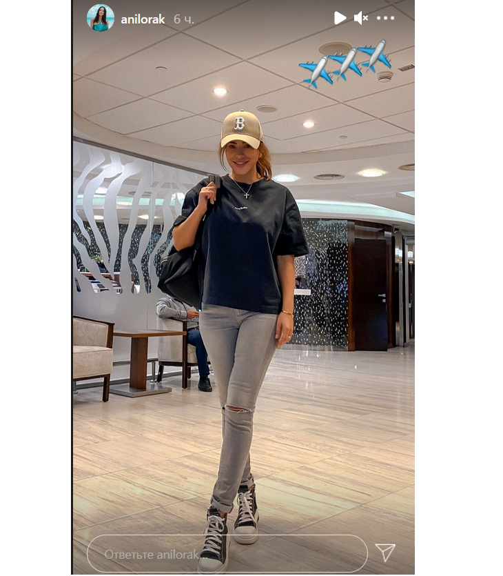 Джинсы, майка и никакой косметики: Ани Лорак взяла дочку, собаку и улетела отдыхать