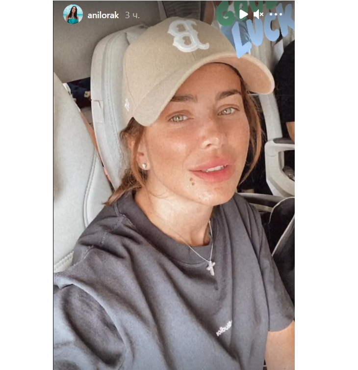 Джинсы, майка и никакой косметики: Ани Лорак взяла дочку, собаку и улетела отдыхать