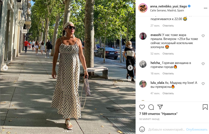 Анна Нетребко в платье с декольте в Испании восхитила красивым загаром