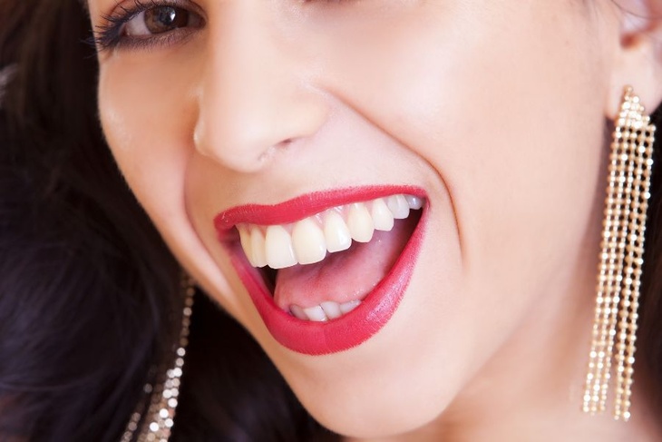 Отбелил — потерял зуб: врач рассказала об опасности «белоснежной» процедуры