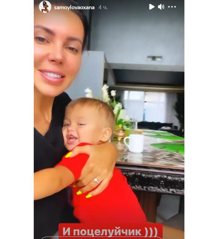 Самойлова в ярком топе и мини-юбке похвасталась бюстом и длинными ногами Самойлова в ярком топе и мини-юбке похвасталась бюстом и длинными ногами