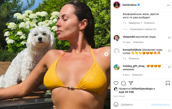 «Вкуснячая грудь»: Каменских засветила упругий бюст в мокром лимонном бикини