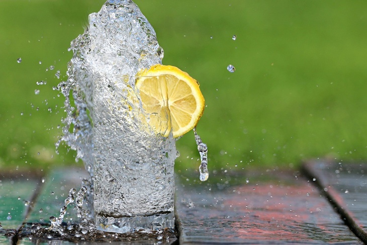 «Защитные меры для охлаждения»: врач объяснил, как правильно пить воду в жару