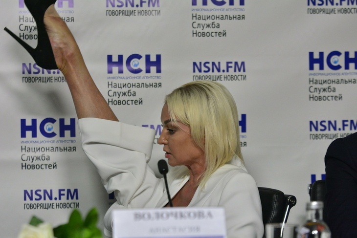 «Ноги растопырить – это святое»: Волочкова удивила фолловеров снимком в прозрачном платье