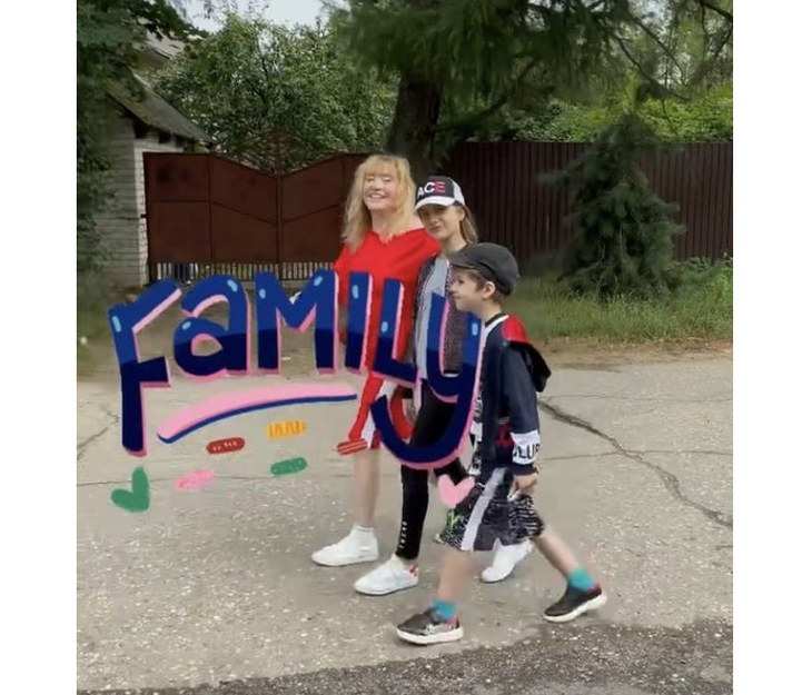 Пугачева в коротких красных шортиках прогулялась до деревенского магазина