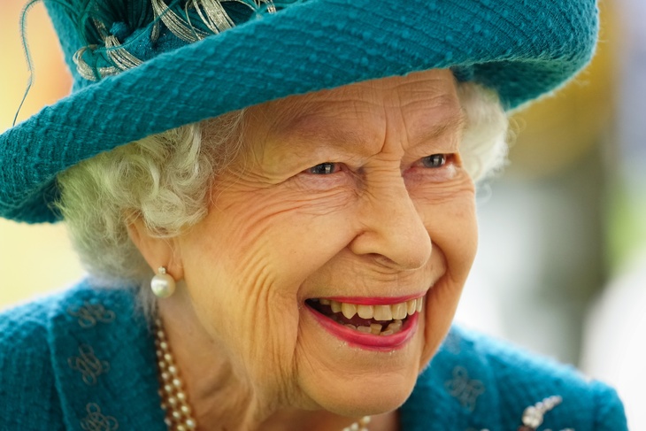 Можно только королеве: названо правило, которое может игнорировать Елизавета II 