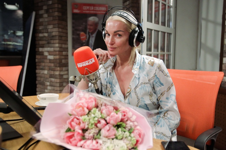 «Вам не 15 лет»: Волочкову раскритиковали за ортопедическую обувь и вульгарную сумку