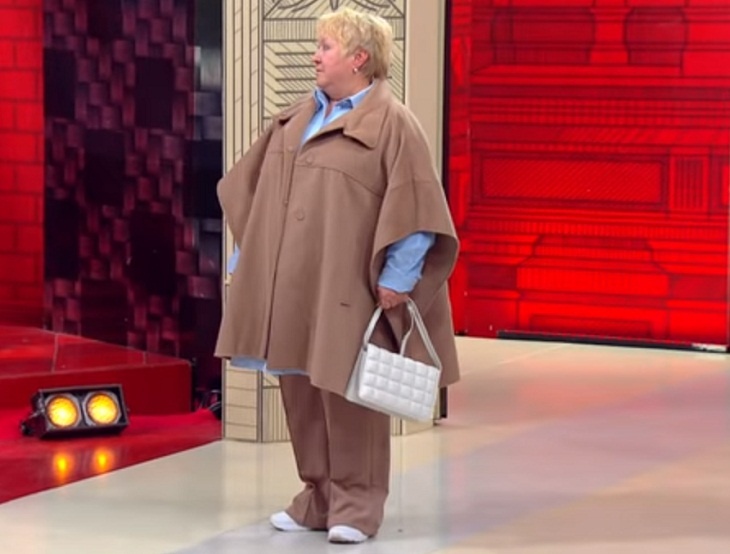 Хромченко показала костюм «президента человечества», состоящий из куртки-пончо и брюк