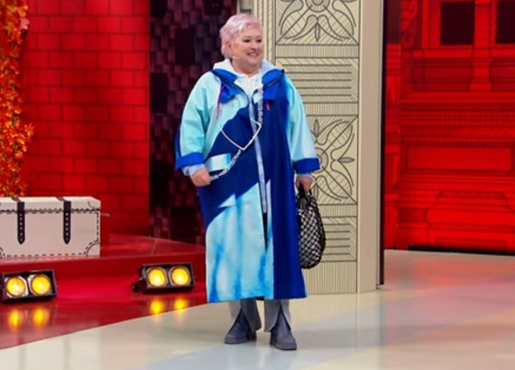 Васильев показал плащ с трендовым фотопринтом, «в котором можно и в огород ходить»