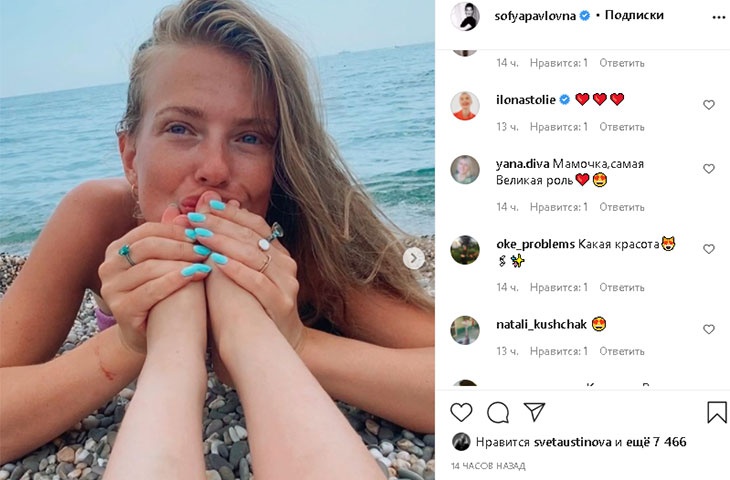 «Самые сладкие ножки»: звезда «Содержанок» на фото без фильтров расцеловала дочку