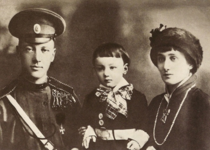 Николай Гумилёв и Анна Ахматова с сыном. Фото 1916 года