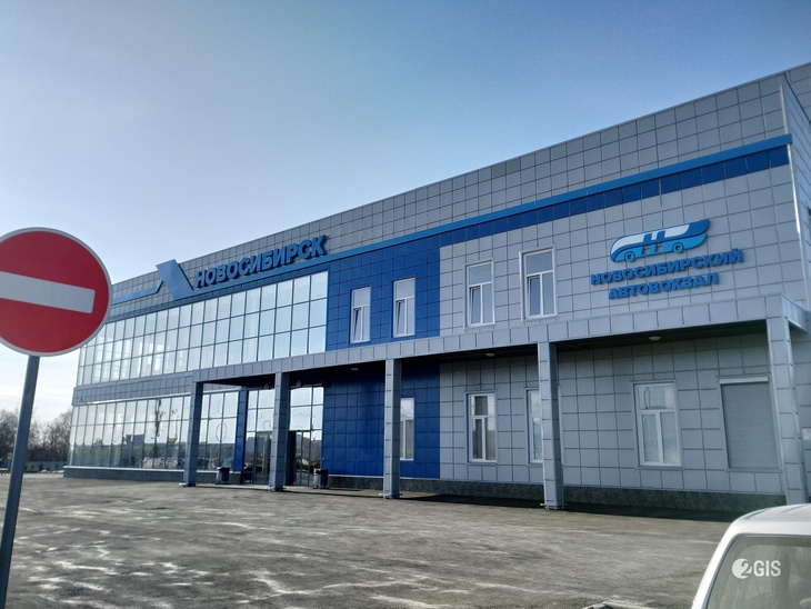 Двухэтажное здание нового автовокзала расположено на выезде из города — в Дзержинском районе.