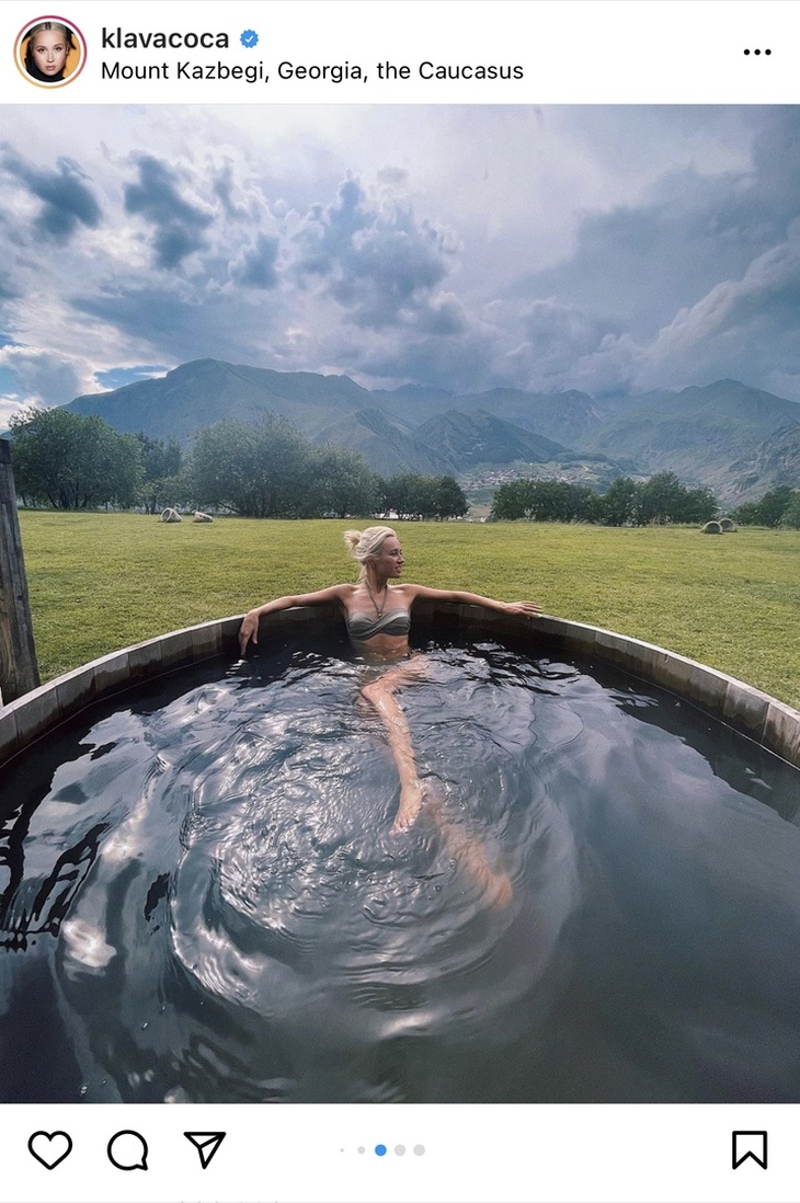 Клава Кока сразила подписчиков фигурой в оливковом бикини