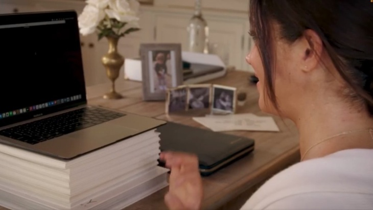 В кадре мелькнуло первое фото ее новорожденной дочери.