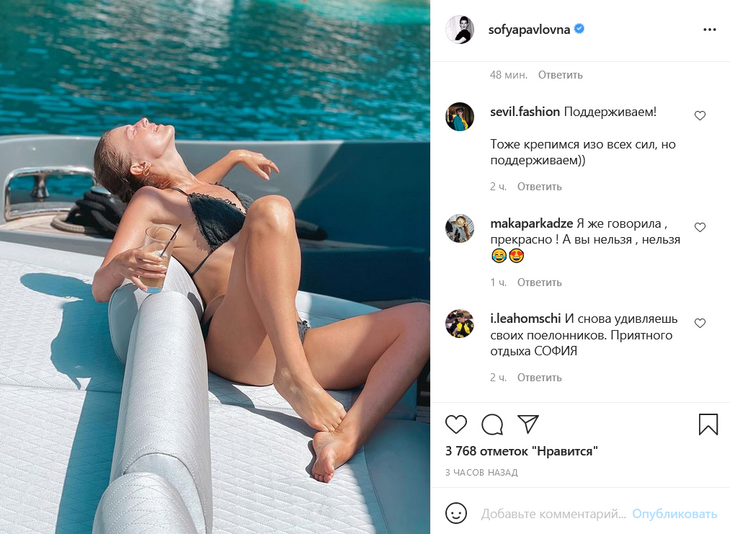 Софья Эрнст в дерзком купальнике позировала на яхте в расслабленной позе