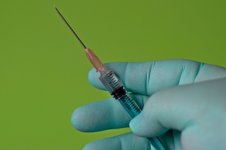 Иммунолог объяснил, кому нельзя прививаться новой российской вакциной от COVID-19