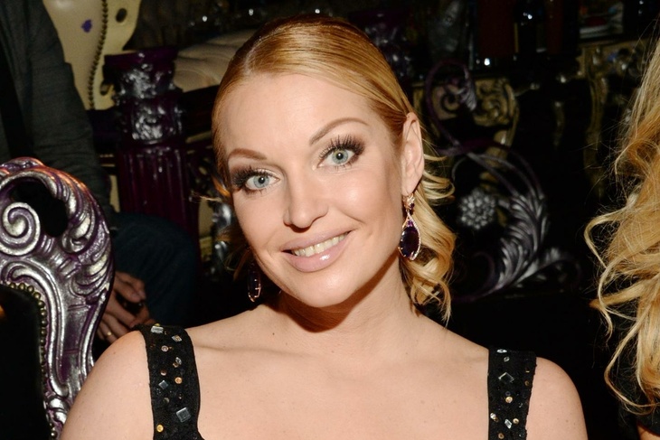 «Трусики тоже сняты»: Волочкова в мокрой тунике сверкнула торчащими сосками 